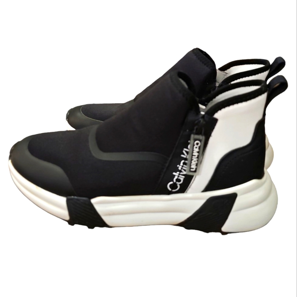 NWOT Calvin Klein Women's Paskhal Sneaker Size 7.5